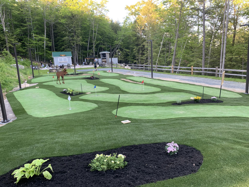 Use versitile settings for your Greenwich mini golf course.